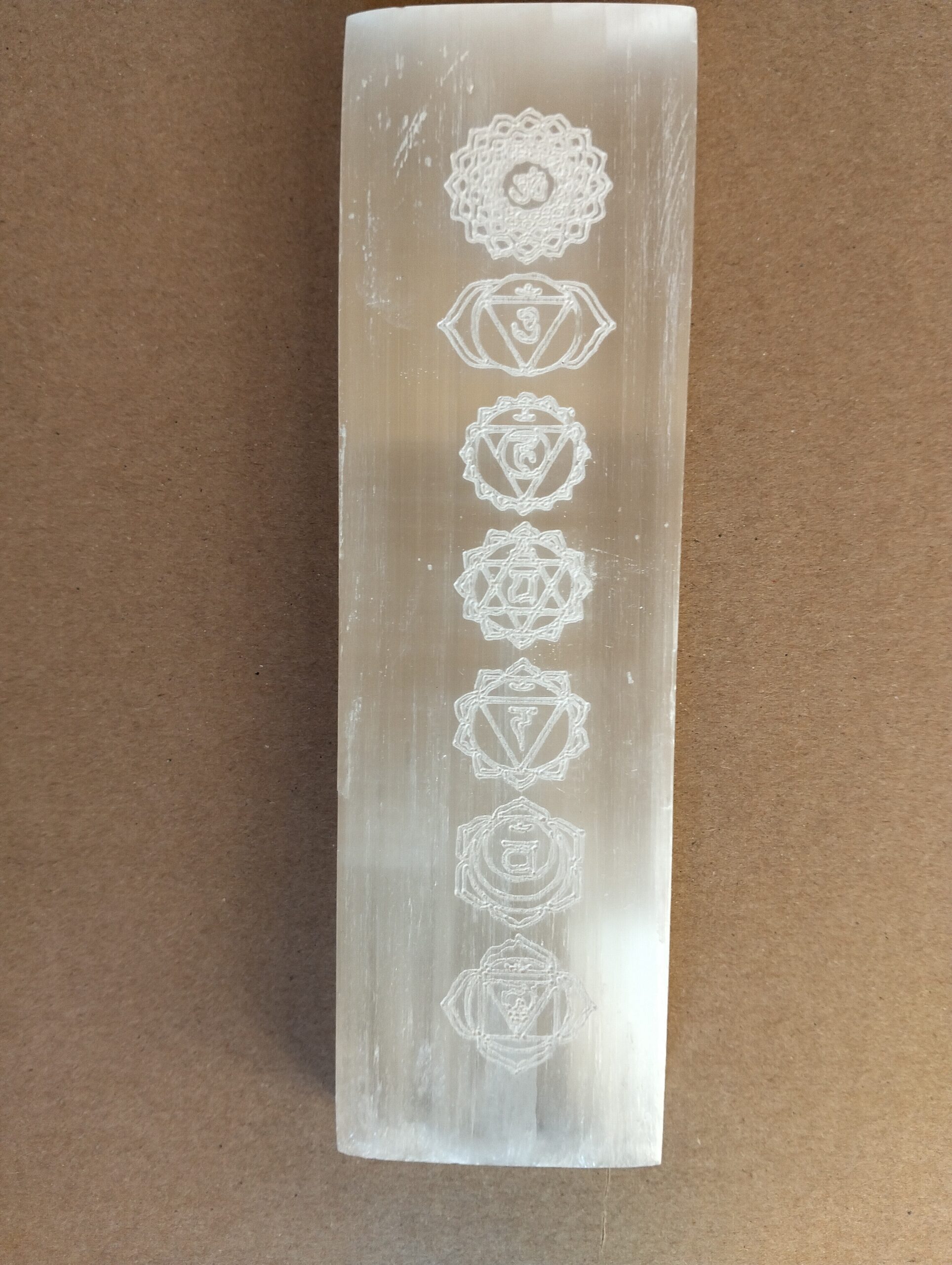 selenite plaque 7 chakras – Image 2