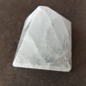 selenite pyramide