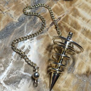 pendule spirale metal argenté