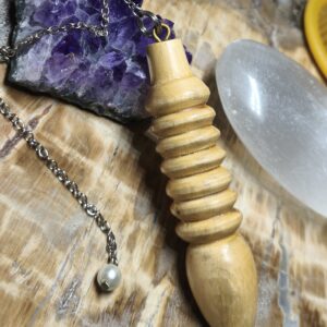 pendule egyptien en bois clair