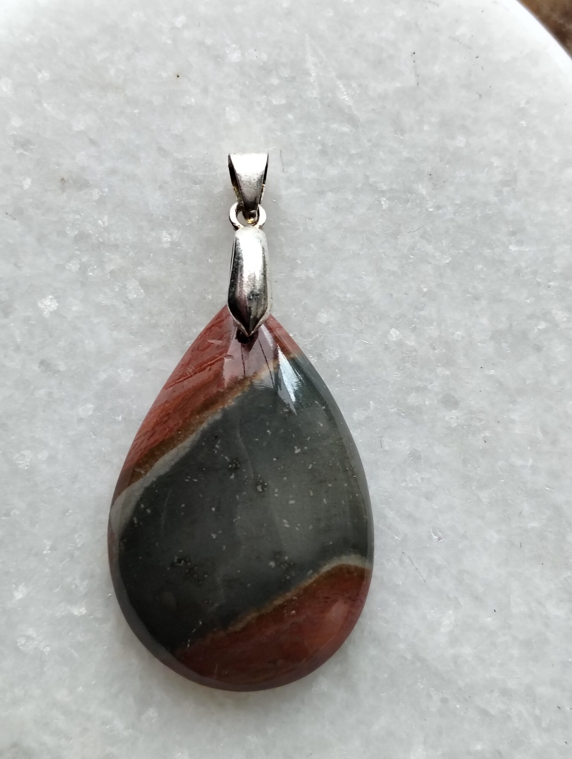 Jaspe polychrome pendentif forme goutte
