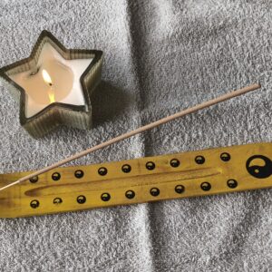 support à encens baton en bois jaune yin yang