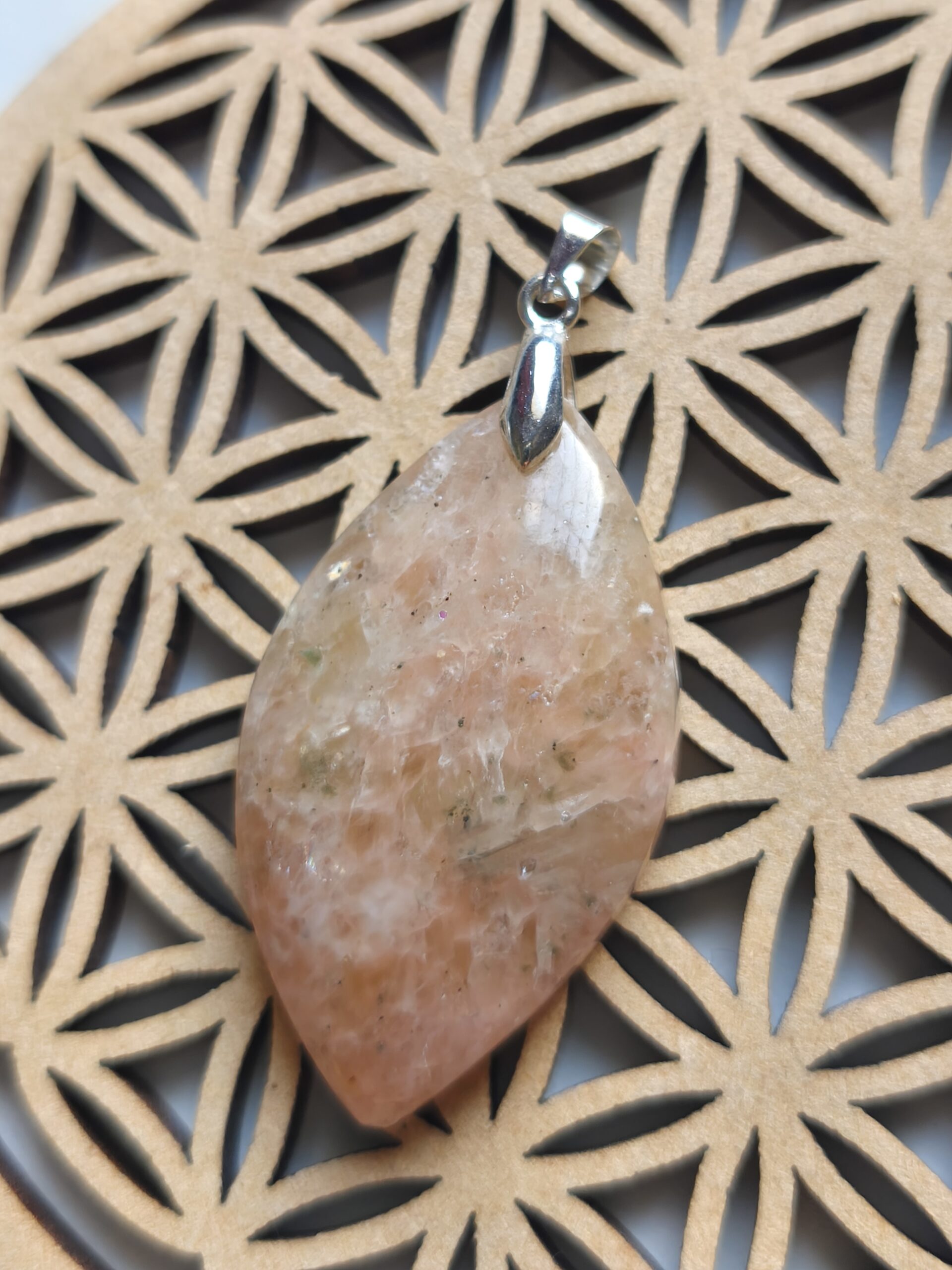 pierre de soleil pendentif