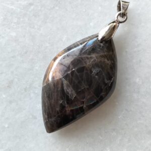 Pierre de lune noire pendentif