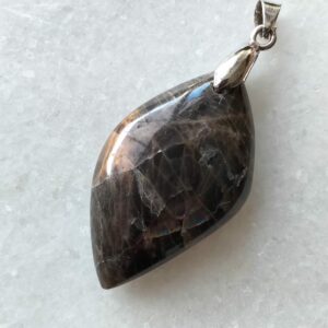 Pierre de lune noire pendentif